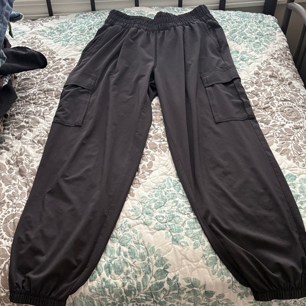 Vuori Black Villa Cropped Cargo Jogger Pants- like new wore once.